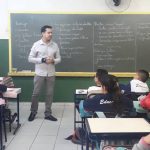 Rodrigo conversando com alunos da EM Prof Antonio Marques Figueira
